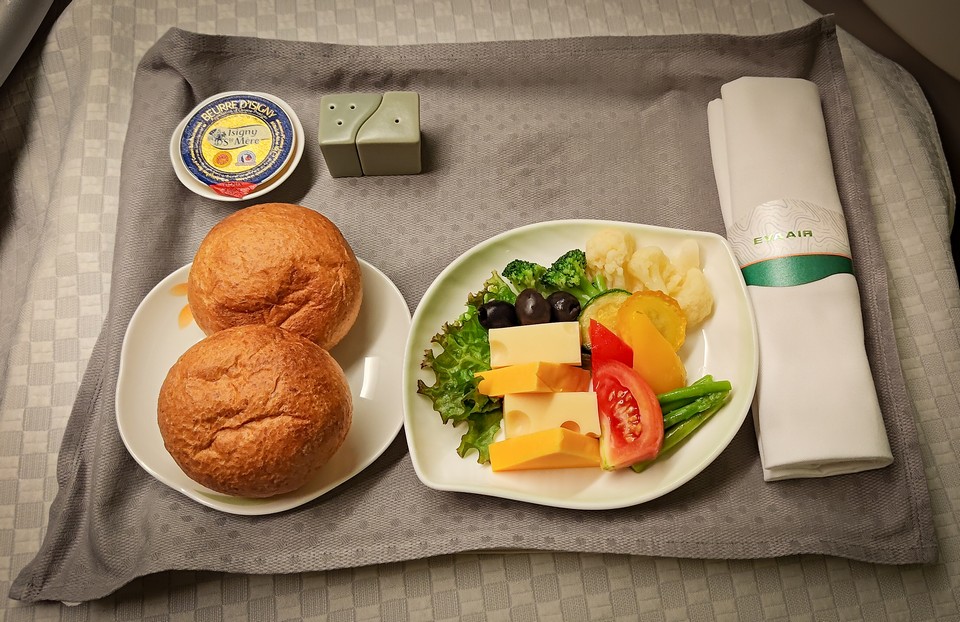2024-11-01 BR215 TPE-SIN Royal Laurel 皇璽桂冠商務艙 <br>VLML 西式蛋奶素食 Lacto-Ovo Vegetarian